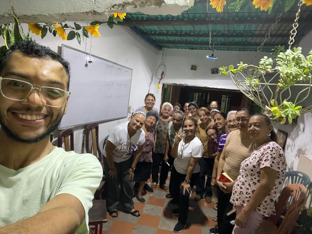 El animador y los miembros de una Comunidad de la Palabra reunidos en el porche de una casa del sector