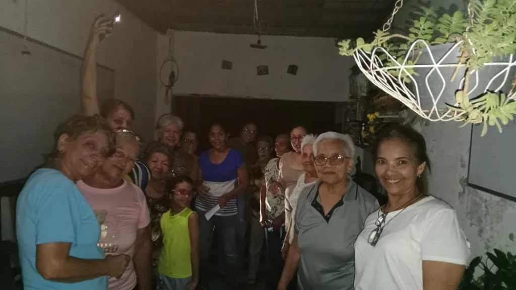 Miembros de una comunidad posando juntos al final del encuentro