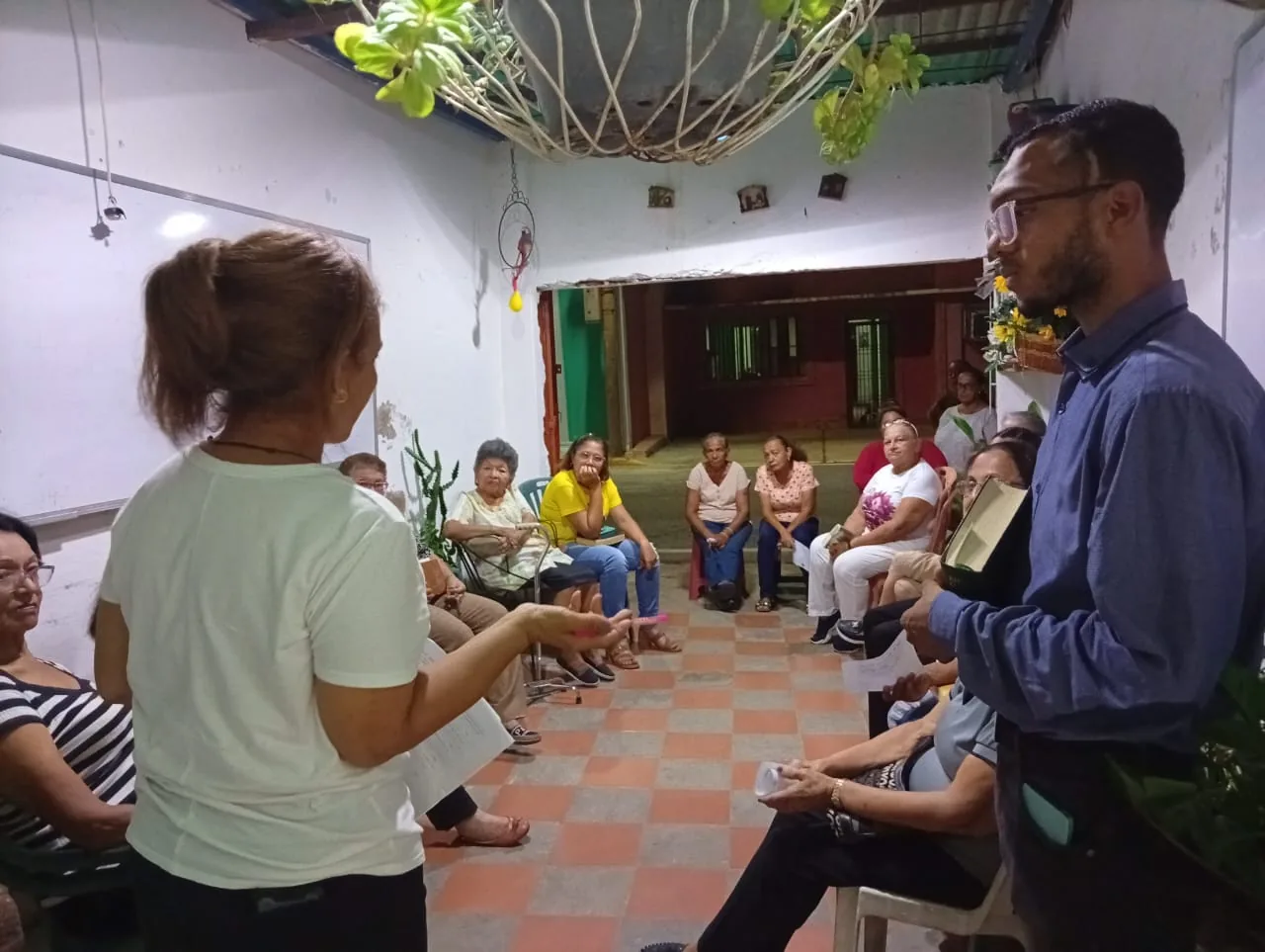 Miembros de la comunidad compartiendo lo que la Palabra les dice
