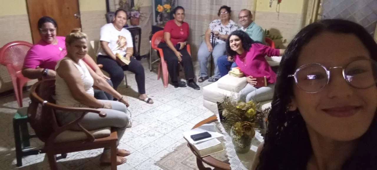 Otra comunidad reunida en la sala de una casa del sector