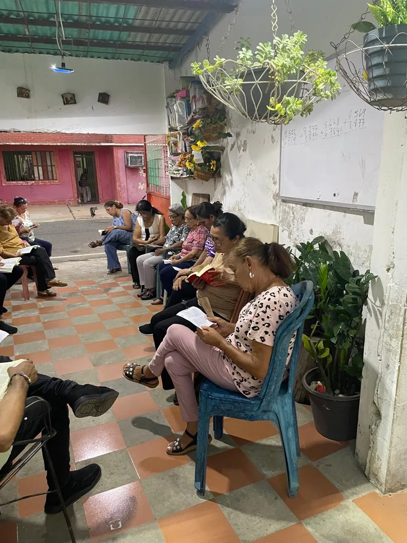 Encuentro de una Comunidad de la Palabra en el garaje de una casa