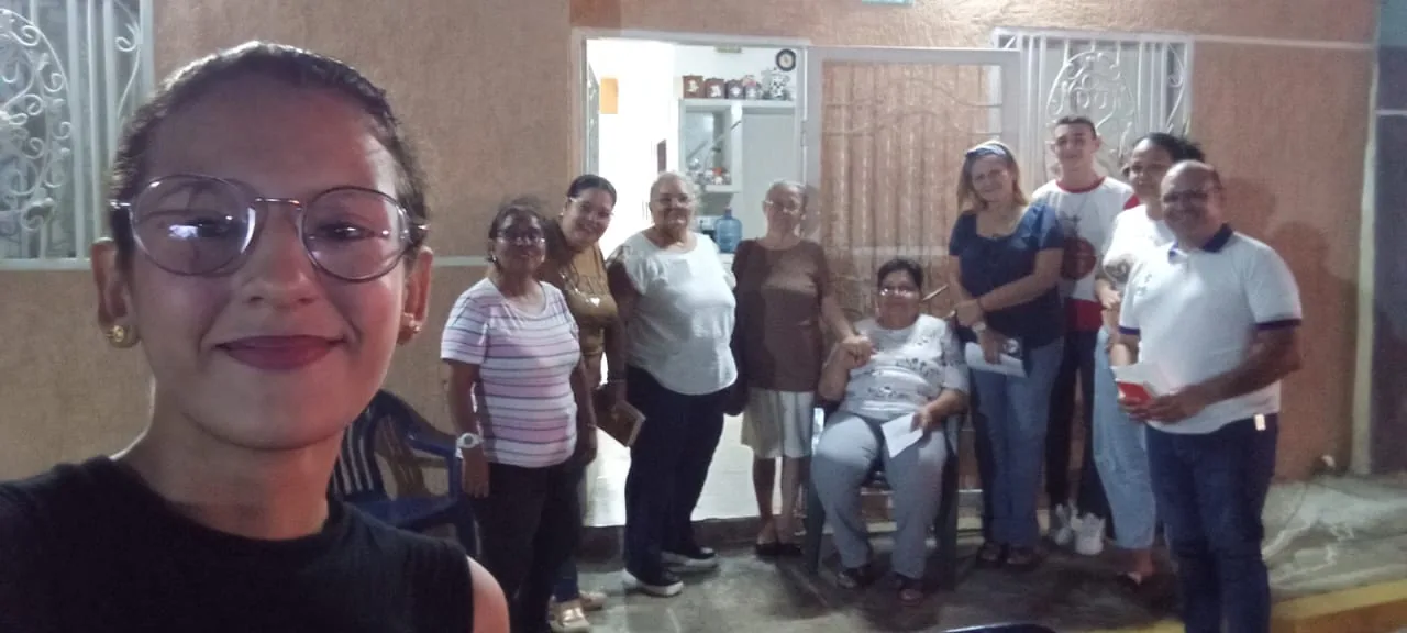 Foto de grupo de los participantes de un encuentro dentro de una casa