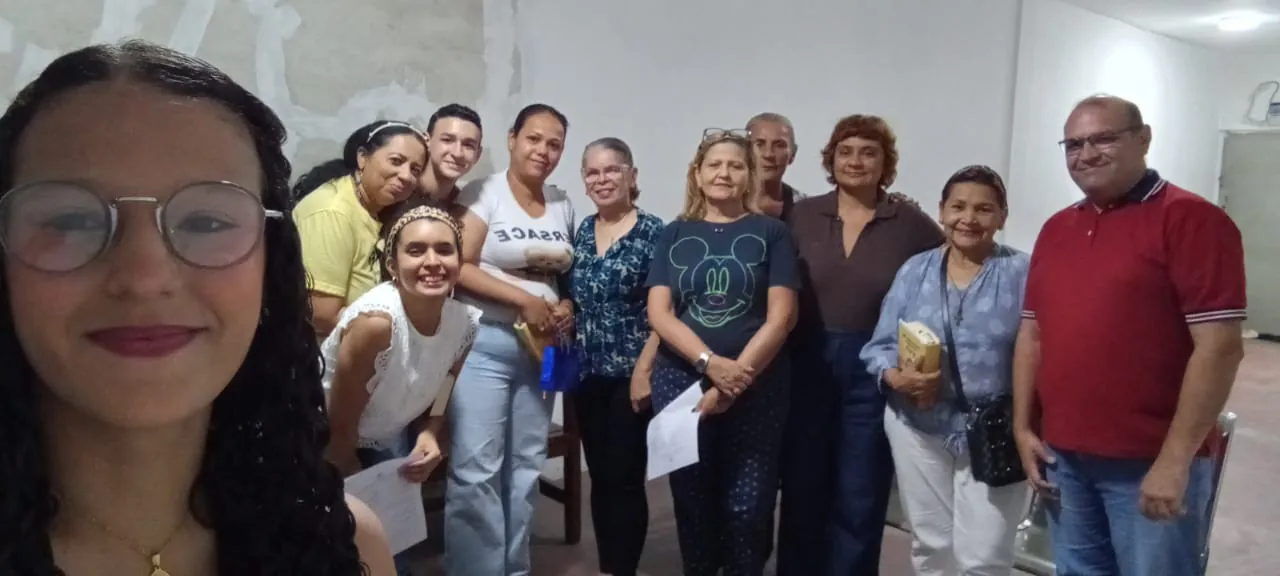 Foto de grupo de una comunidad con dos jóvenes al frente