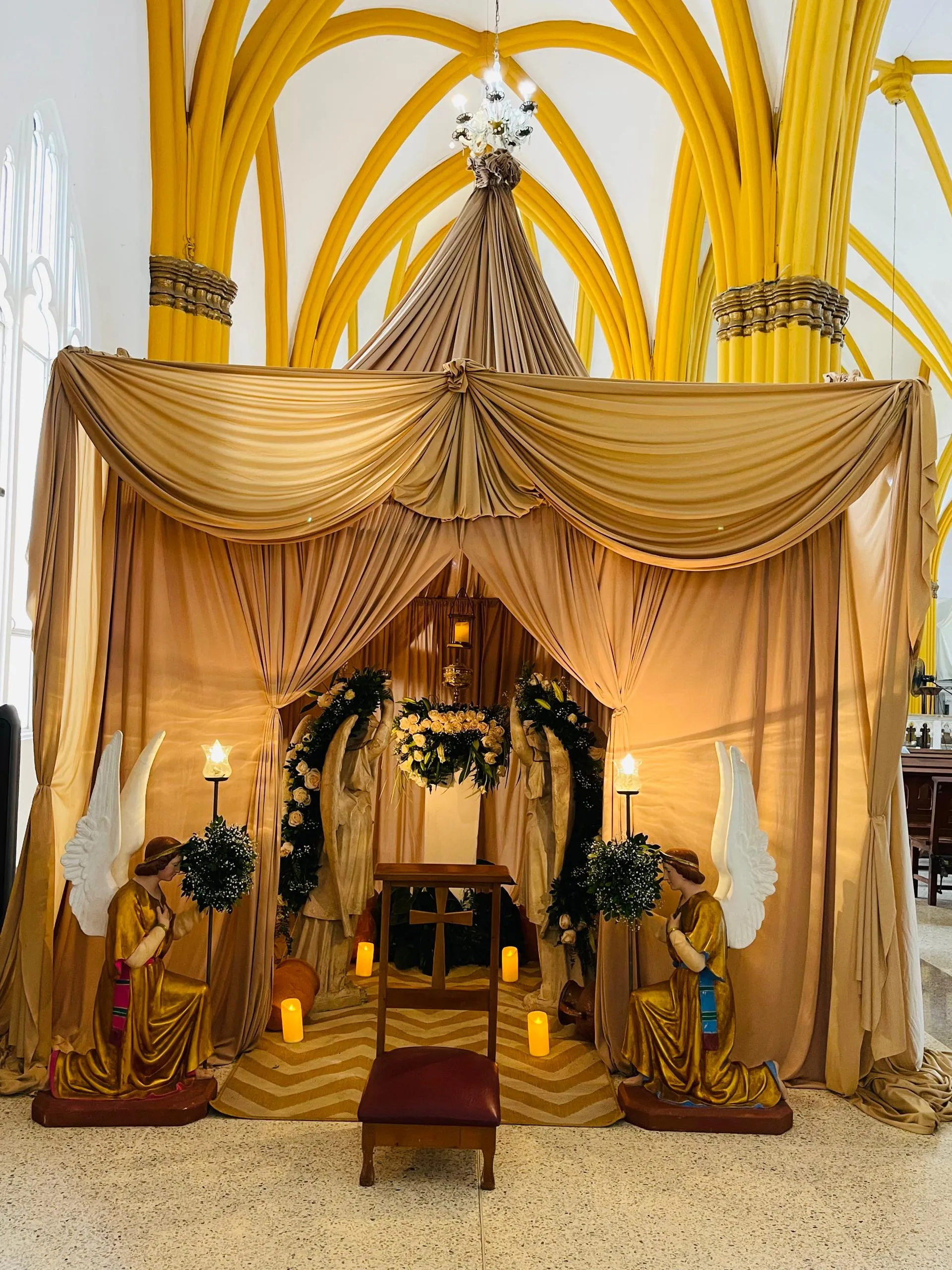 Arreglos florales en el altar