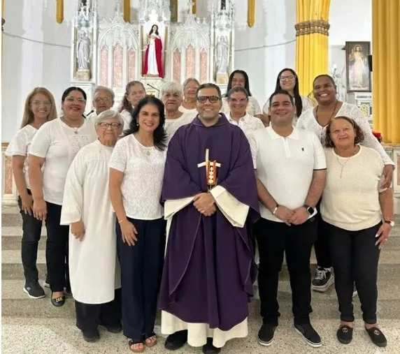 Lector proclamando la Palabra en el ambón