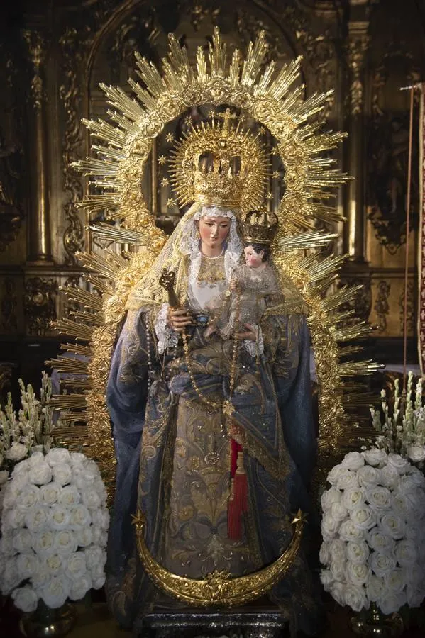 Miembros de la Asociación reunidos o imagen de la Virgen de la Luz