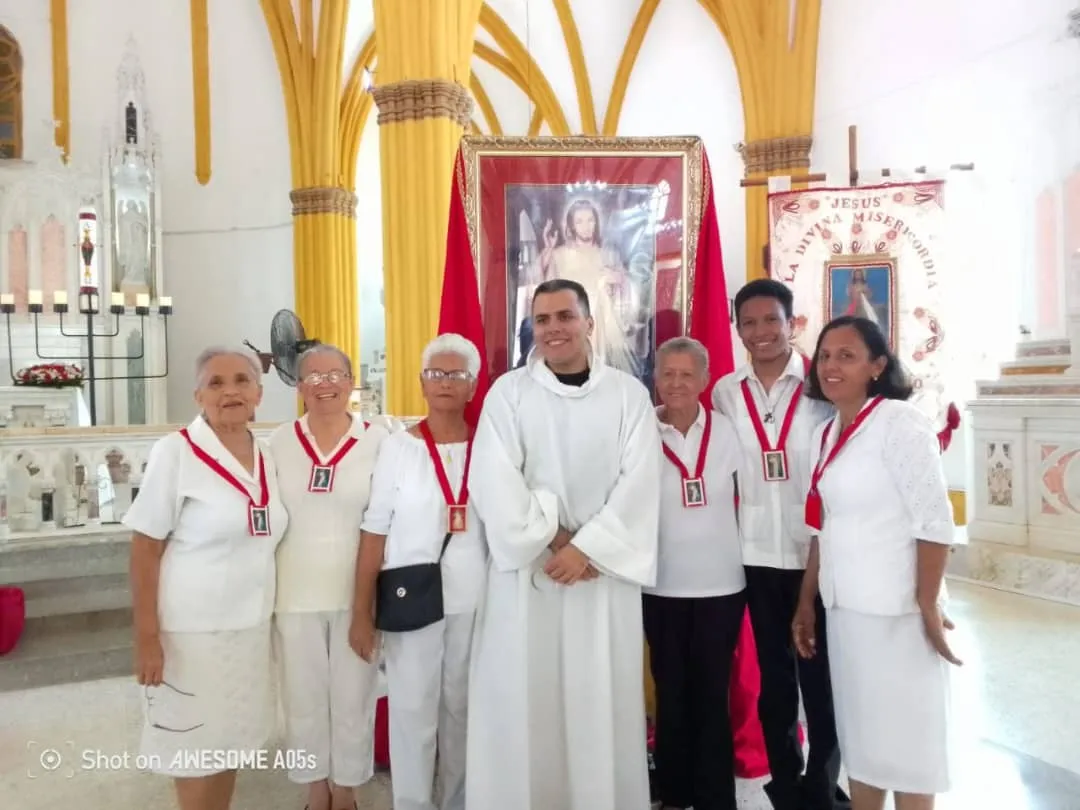 Miembros de la Sociedad rezando juntos