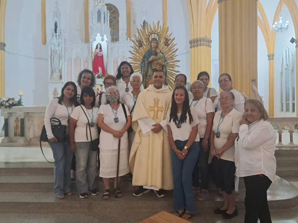 Devotos rezando frente al icono de la Virgen