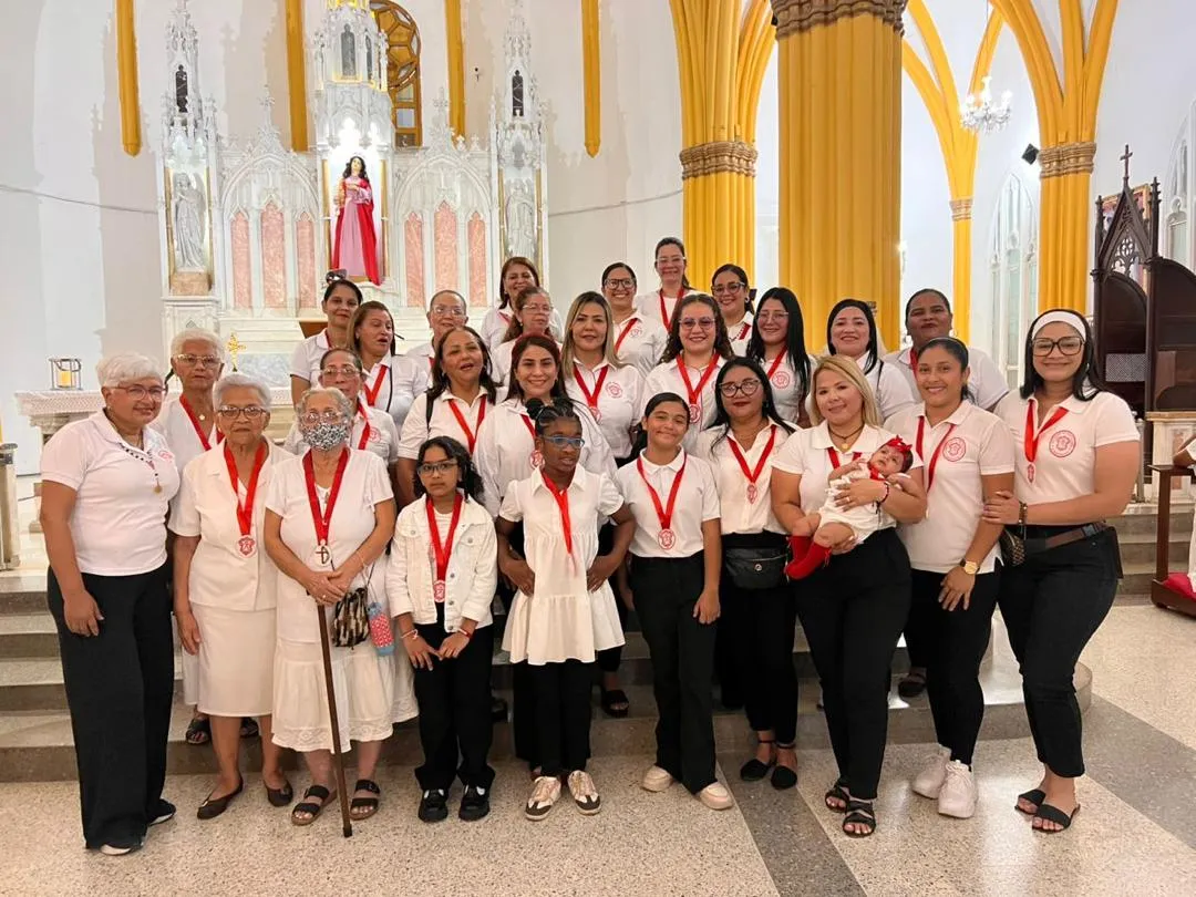 Damas de la Sociedad de Santa Lucía con sus medallas