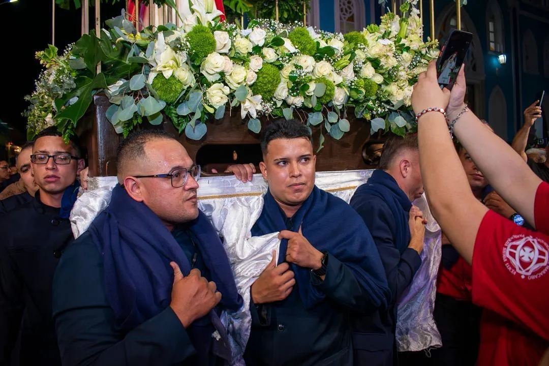 Servidores de Santa Lucía en formación o portando la imagen