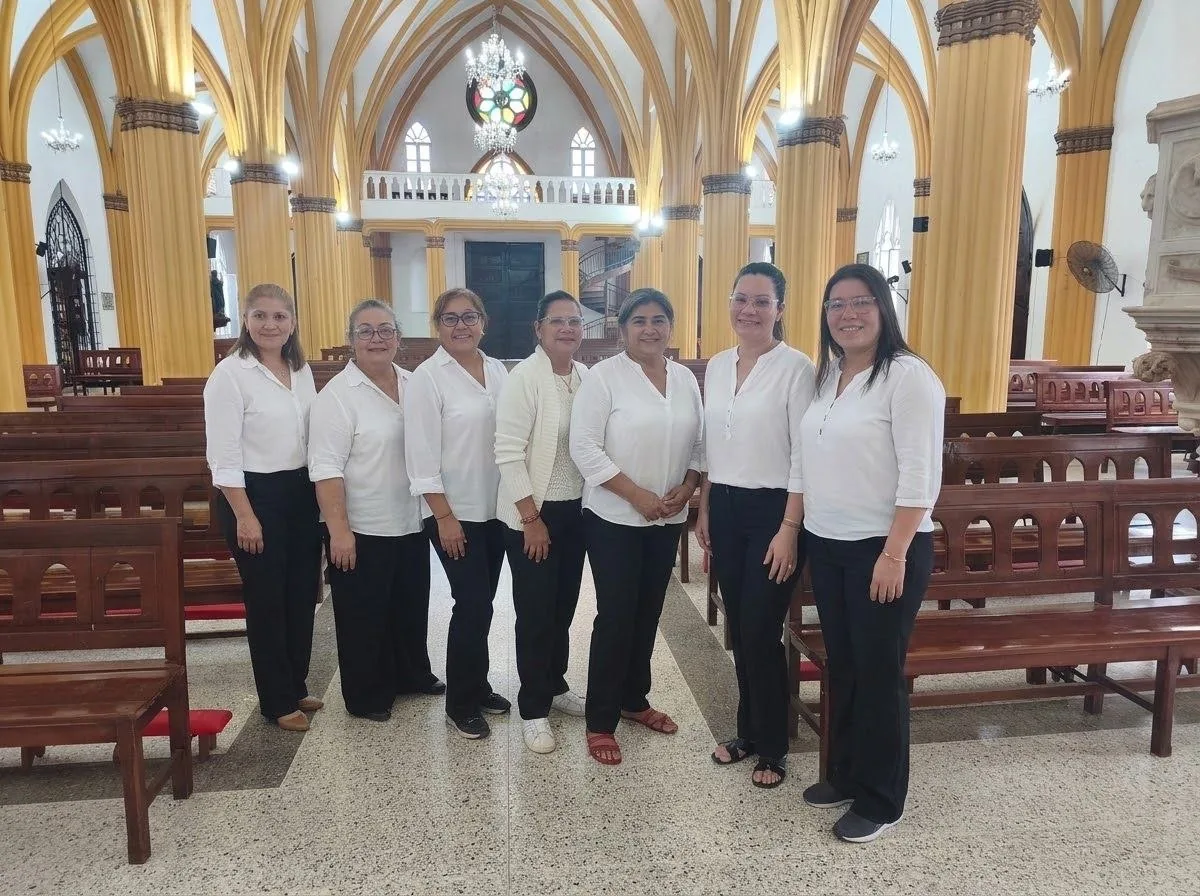Equipo de ostiarias de la Parroquia Santa Lucía en la nave del templo