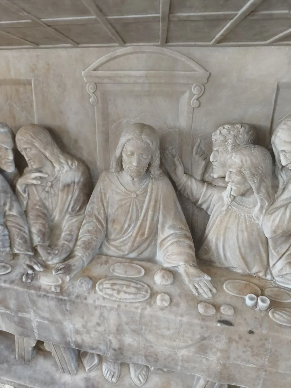 Relieve de mármol: «Yo soy la puerta»