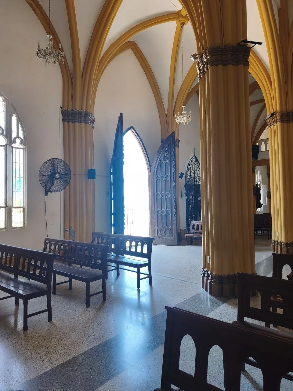 Puerta abierta del templo de Santa Lucía