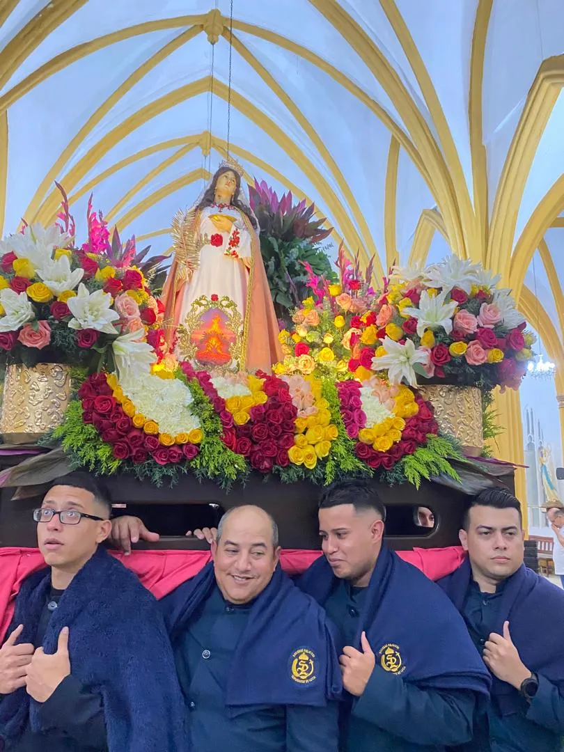 Hombres reunidos en fraternidad