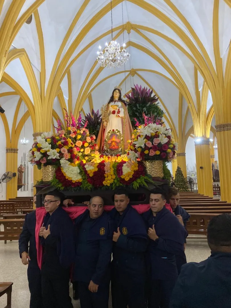 Servidores cargando el mesón